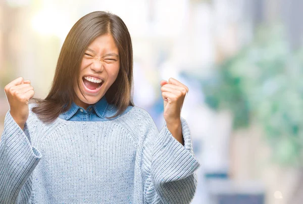 Junge Asiatische Frau Winterpullover Über Isoliertem Hintergrund Sehr Glücklich Und — Stockfoto