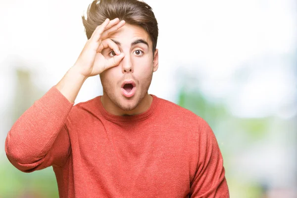 Jovem Homem Bonito Sobre Fundo Isolado Fazendo Gesto Chocado Com — Fotografia de Stock