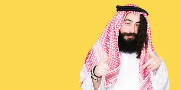 Arap Adamı Geleneksel Keffiyeh Giymiş Uzun Saçlı Eşarp Fotoğraf Makinesi — Stok fotoğraf