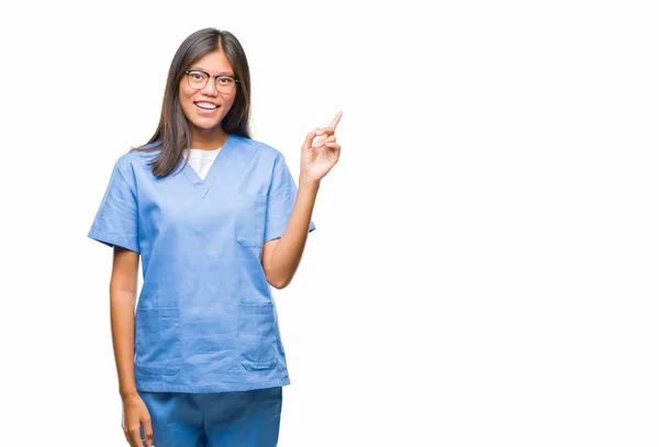 Vrouw Van Jonge Aziatische Dokter Geïsoleerde Achtergrond Met Een Grote — Stockfoto