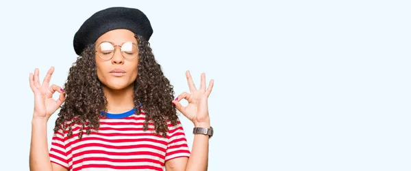 Young Beautiful Woman Curly Hair Wearing Glasses Fashion Beret Relax — Stock Photo, Image