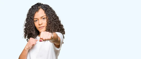 Ung Vacker Kvinna Med Lockigt Hår Iklädd Vit Shirt Stansning — Stockfoto