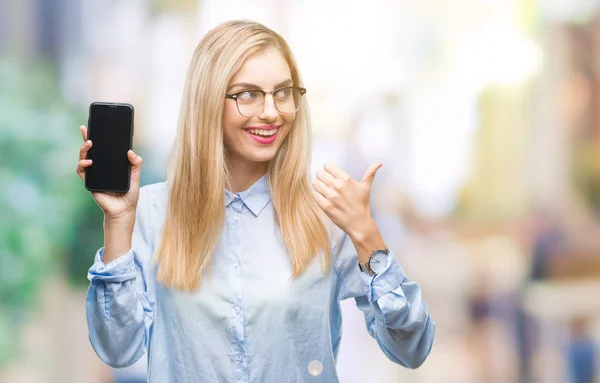 Giovane Bella Donna Affari Bionda Che Mostra Schermo Dello Smartphone — Foto Stock