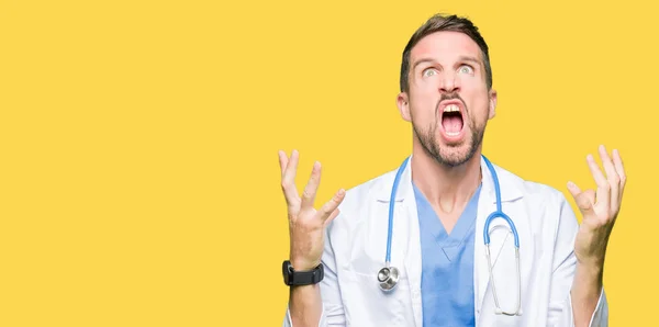 Yakışıklı Doktor Adam Üzerinde Tıbbi Üniforma Arka Plan Deli Izole — Stok fotoğraf