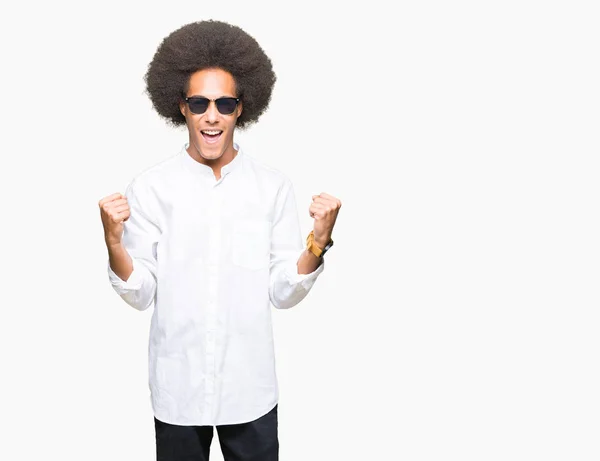 Joven Afroamericano Cabello Afro Con Gafas Sol Celebrando Sorprendido Sorprendido — Foto de Stock