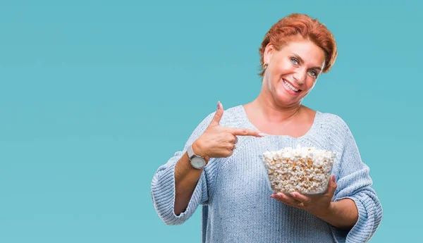 Atractiva Mujer Pelirroja Caucásica Mayor Comiendo Palomitas Maíz Sobre Fondo — Foto de Stock