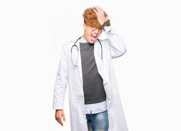 Ung Stilig Läkare Man Bär Medicinsk Coat Förvånad Med Handen — Stockfoto