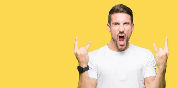 Hombre Guapo Con Camiseta Blanca Casual Gritando Con Expresión Loca —  Fotos de Stock