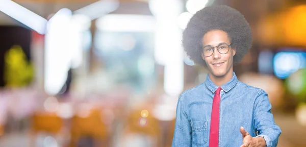 아프로 머리를 아프리카계 미국인 사업가 넥타이 성공적인 비즈니스 — 스톡 사진