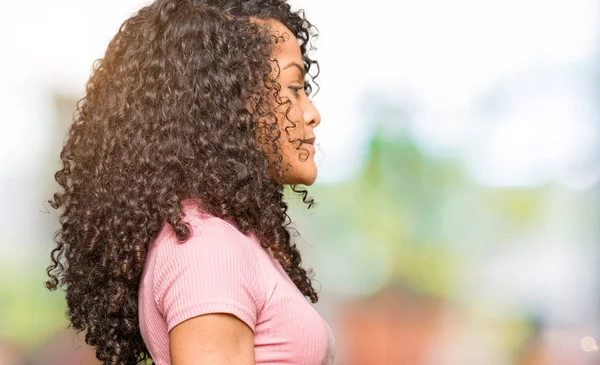 Mooie Jongedame Met Krullend Haar Met Roze Shirt Zoek Naar — Stockfoto