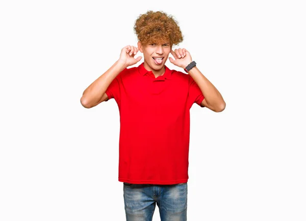 Junger Gutaussehender Mann Mit Afro Haaren Rotes Shirt Lächelnd Mit — Stockfoto