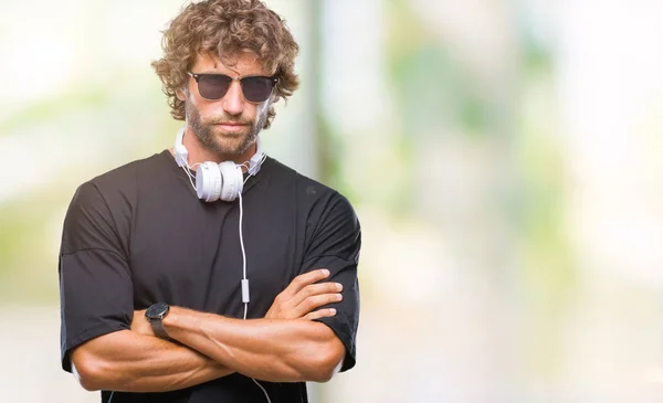 Όμορφος Άνδρας Ισπανόφωνος Ακούγοντας Μουσική Φορώντας Ακουστικά Πάνω Από Απομονωμένες — Φωτογραφία Αρχείου