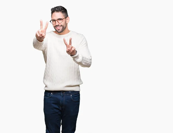 Homem Bonito Jovem Usando Óculos Sobre Fundo Isolado Sorrindo Olhando — Fotografia de Stock