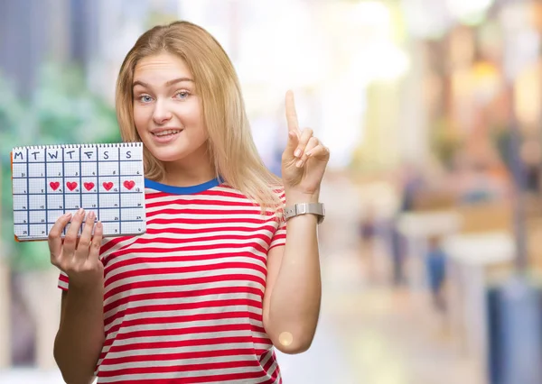 Joven Mujer Caucásica Sosteniendo Calendario Menstruación Sobre Fondo Aislado Sorprendida — Foto de Stock