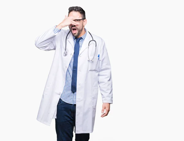 Man Van Knappe Jonge Dokter Geïsoleerde Achtergrond Gluren Schok Voor — Stockfoto