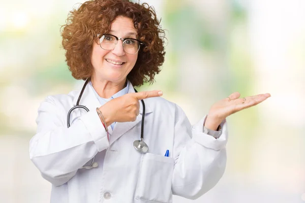 Média Ager Médico Sênior Mulher Sobre Fundo Isolado Espantado Sorrindo — Fotografia de Stock