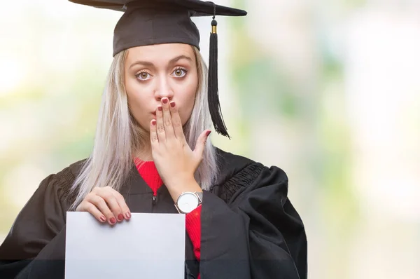 Giovane Donna Bionda Che Indossa Laurea Uniforme Possesso Laurea Sfondo — Foto Stock