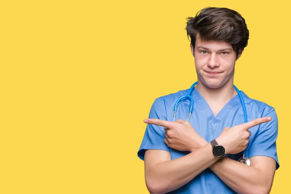 Jovem Médico Vestindo Uniforme Médico Sobre Fundo Isolado Apontando Para — Fotografia de Stock