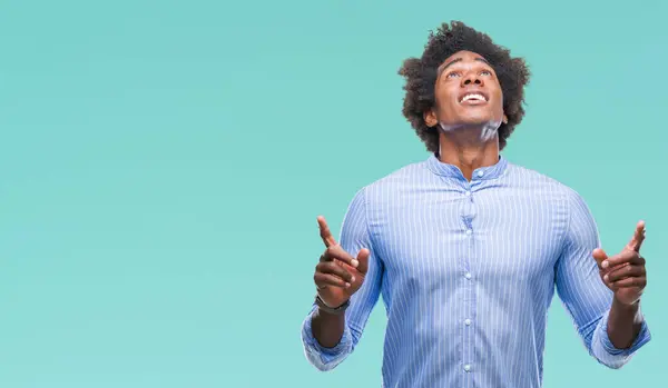 Hombre Afroamericano Sobre Fondo Aislado Asombrado Sorprendido Mirando Hacia Arriba — Foto de Stock