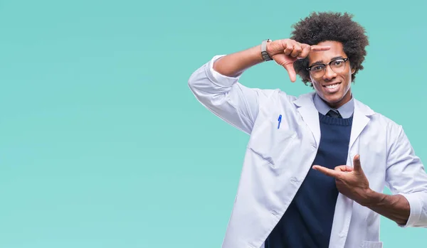 非裔美国医生科学家的人在孤立的背景下微笑着制作框架与手和手指与快乐的脸 创意与摄影理念 — 图库照片