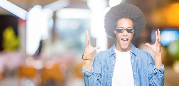 Giovane Uomo Afro Americano Con Capelli Afro Indossa Occhiali Vita — Foto Stock