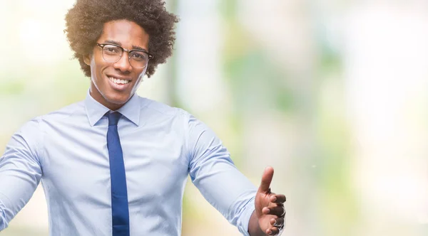 Afro Amerikansk Affärsman Bära Glasögon Över Isolerade Bakgrunden Tittar Kameran — Stockfoto