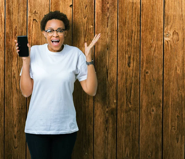 Unga Afroamerikanska Kvinnan Visar Smartphone Skärmen Över Isolerade Bakgrund Mycket — Stockfoto