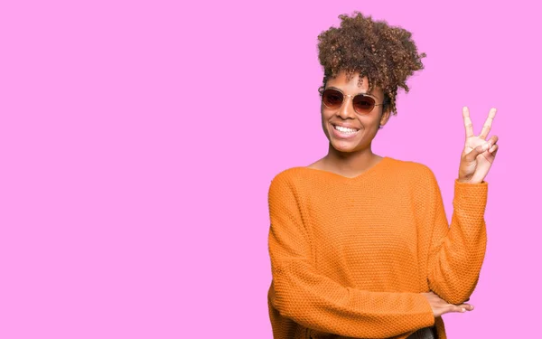 Beautiful Young African American Woman Wearing Sunglasses Isolated Background Smiling — Stock Photo, Image