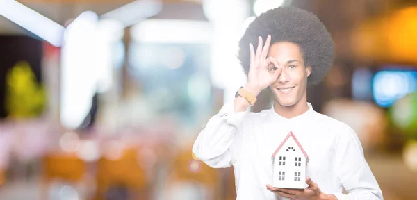 Joven Afroamericano Hombre Con Afro Pelo Celebración Casa Con Feliz —  Fotos de Stock