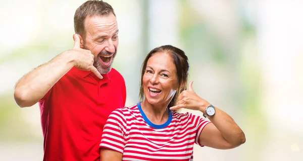 Middelbare Leeftijd Hispanic Paar Verliefd Geïsoleerde Achtergrond Doen Glimlachen Telefoon — Stockfoto