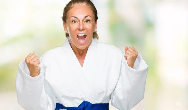 Zole Arka Plan Kutlama Üzerinde Karate Kimono Üniforma Giyen Orta — Stok fotoğraf