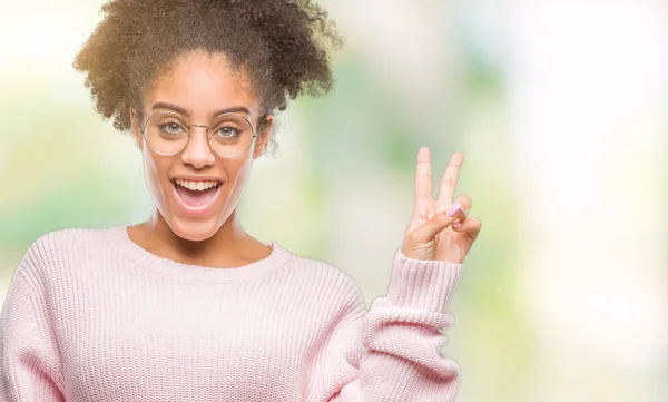 Mujer Afroamericana Joven Con Gafas Sobre Fondo Aislado Sonriendo Con —  Fotos de Stock