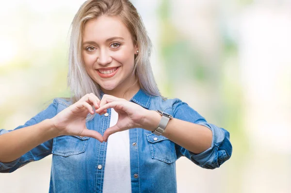 Jovem Loira Sobre Fundo Isolado Sorrindo Amor Mostrando Símbolo Coração — Fotografia de Stock