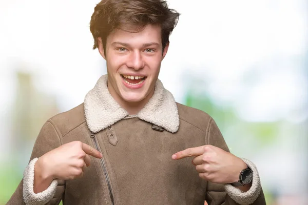 Fiatal Jóképű Férfi Téli Kabát Viselése Alatt Elszigetelt Háttér Látszó — Stock Fotó