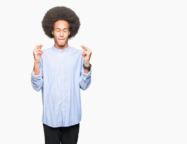 Jovem Afro Americano Com Cabelo Afro Sorrindo Cruzando Dedos Com — Fotografia de Stock