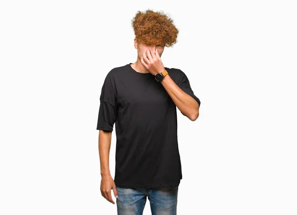Joven Hombre Guapo Con Pelo Afro Usando Camiseta Negra Oliendo — Foto de Stock