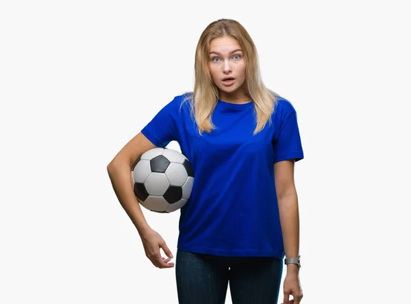 Junge Kaukasische Frau Hält Fußball Über Isoliertem Hintergrund Erschrocken Mit — Stockfoto