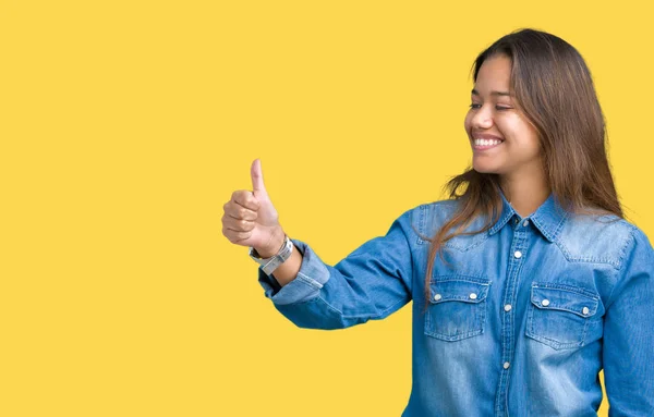 Jovem Bela Mulher Morena Vestindo Camisa Jeans Azul Sobre Fundo — Fotografia de Stock