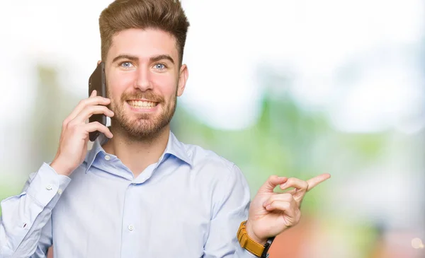 Joven Hombre Guapo Negocio Hablando Teléfono Inteligente Muy Feliz Señalando —  Fotos de Stock