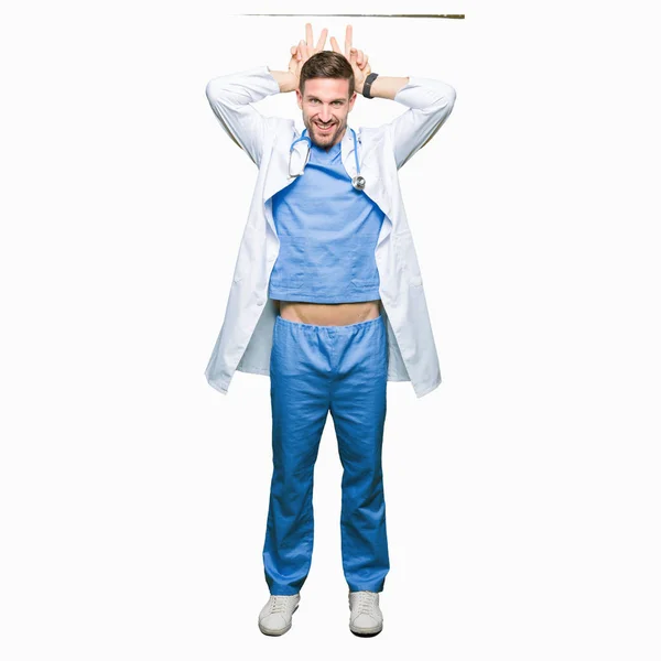 Guapo Doctor Hombre Vistiendo Uniforme Médico Sobre Fondo Aislado Posando — Foto de Stock