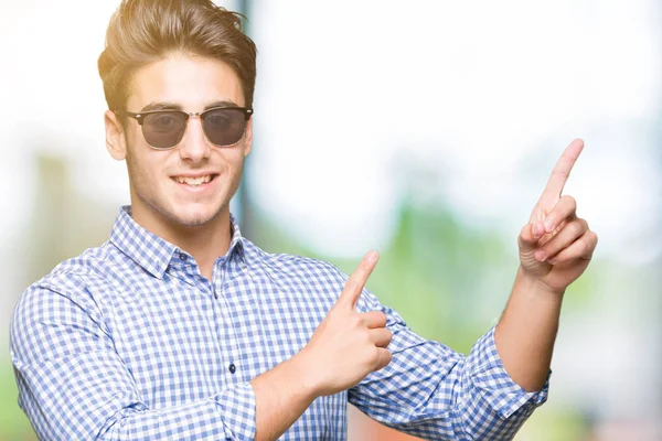 Mladý Pohledný Muž Nosí Sluneční Brýle Izolované Pozadí Úsměvem Při — Stock fotografie