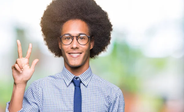 Unga Afroamerikanska Affärsman Med Afro Hår Glasögon Visar Och Pekar — Stockfoto