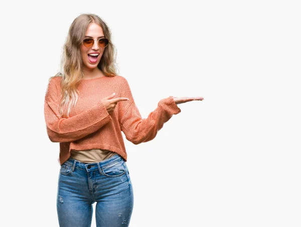 Hermosa Joven Rubia Con Gafas Sol Sobre Fondo Aislado Sorprendida — Foto de Stock