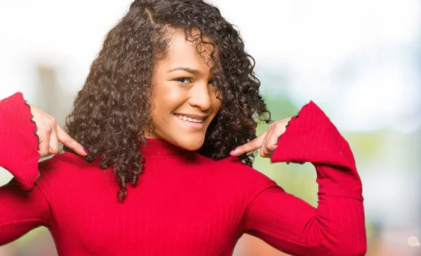 Joven Hermosa Mujer Con Pelo Rizado Mirando Confiado Con Sonrisa —  Fotos de Stock