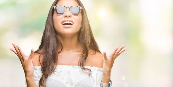 Jovem Bela Mulher Árabe Vestindo Óculos Sol Sobre Fundo Isolado — Fotografia de Stock