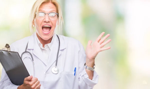 Mujer Médica Rubia Mediana Edad Sosteniendo Portapapeles Sobre Fondo Aislado —  Fotos de Stock