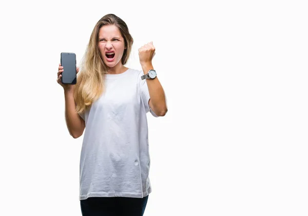 年轻美丽的金发碧眼的女人显示屏幕上的智能手机在孤立的背景恼火和沮丧的喊声与愤怒 疯狂和大喊大叫 举起的手 愤怒的概念 — 图库照片
