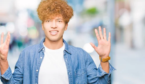 Jonge Knappe Man Met Afro Haar Dragen Van Denim Jasje — Stockfoto