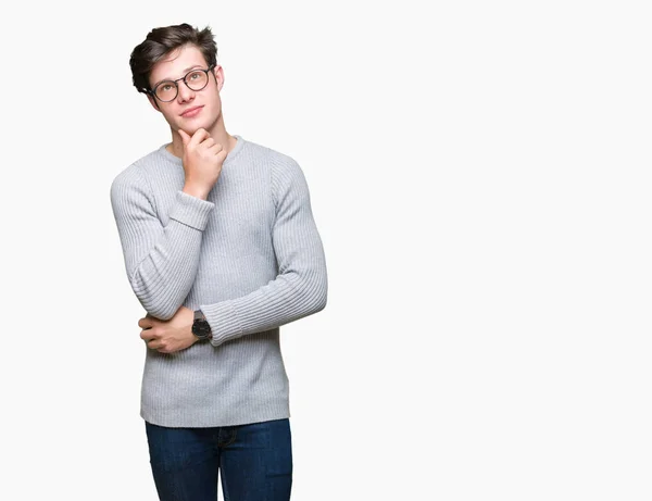 Jovem Homem Bonito Vestindo Óculos Sobre Fundo Isolado Com Mão — Fotografia de Stock