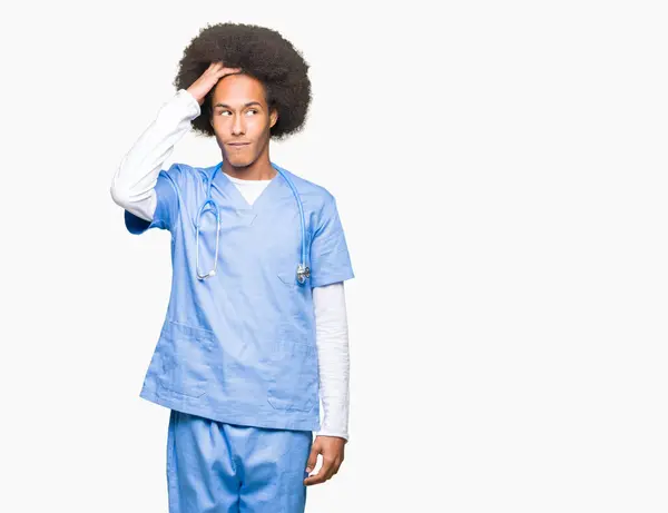 Jovem Médico Afro Americano Homem Com Cabelo Afro Confundir Perguntar — Fotografia de Stock